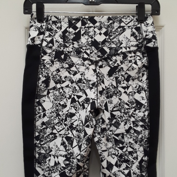 Nike Dri Fit  Legend. Jewels Tight Training Capri - Picture 8 of 15